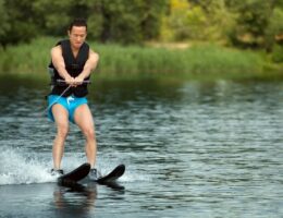 Wasserskifahrer mit zwei Skiern beim Kantenwechsel auf einem See